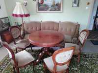 Zestaw mebli-stół z krzesłami ,sofa ,fotel ,lampa stająca i żyrandol .
