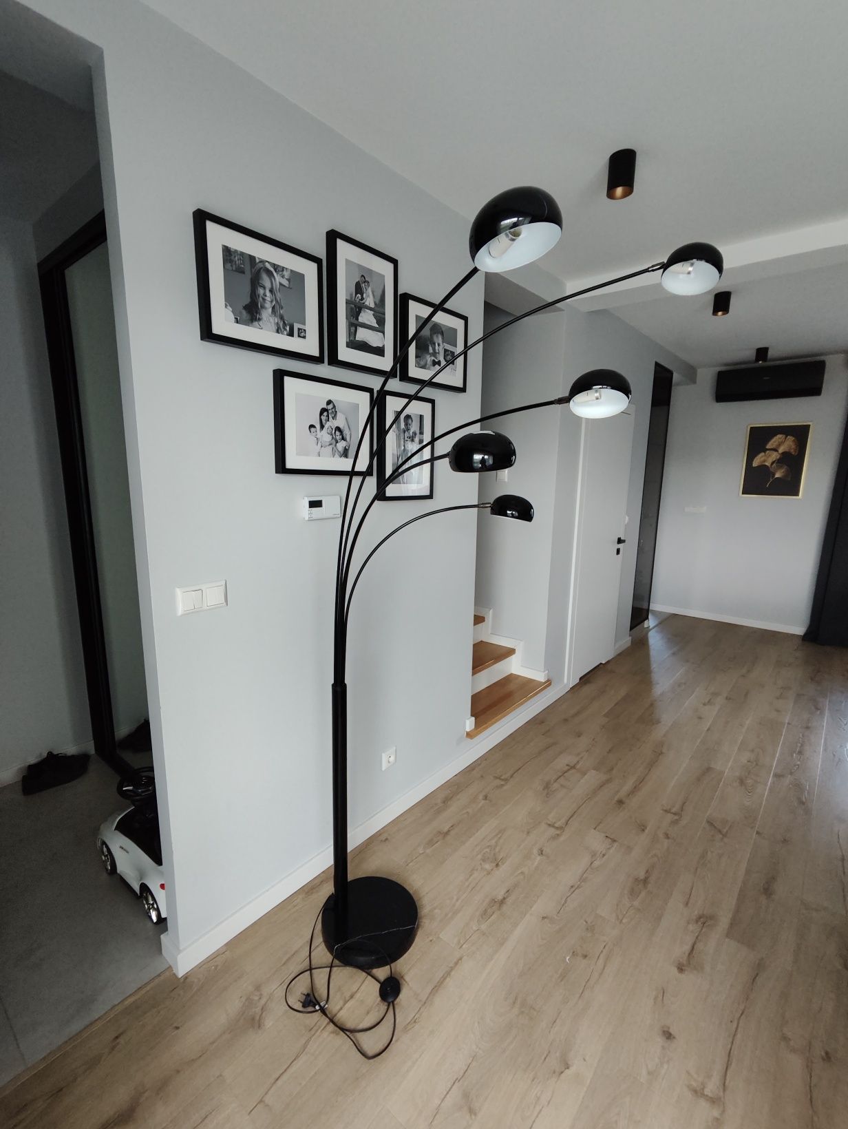 Lampa podłogowa na marmurowej podstawie