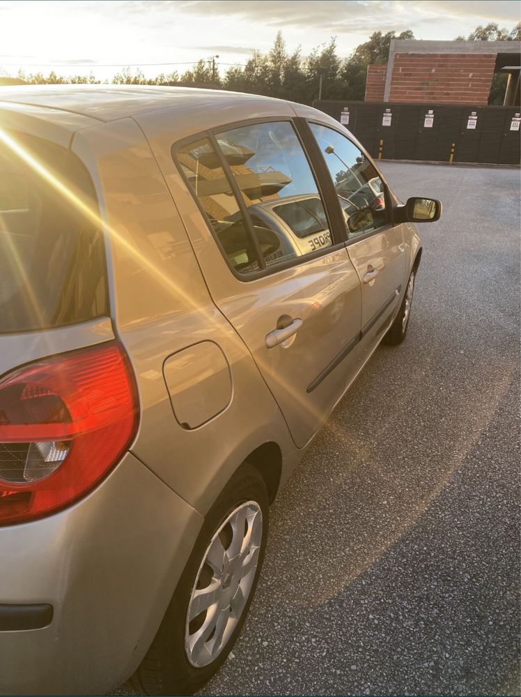 Renault Clio 1.5 dCi 2006 - Diesel, Económico e Confortável
