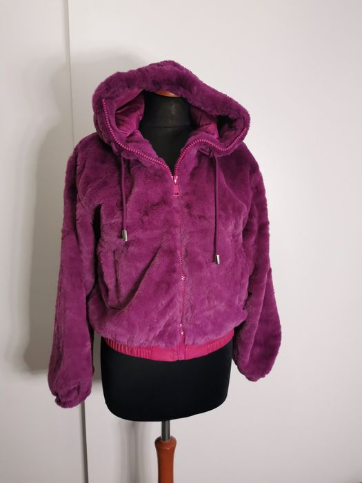 Cudowne amarantowe krótkie lekkie futerko z kapturem M