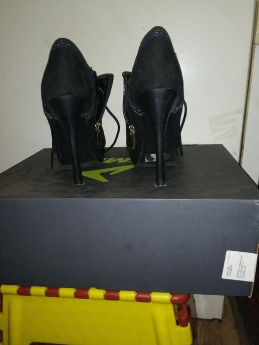 Полусапожки женские руки на шпильке!