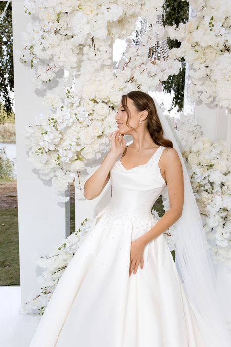 Розкішна весільна сукня з перлинами