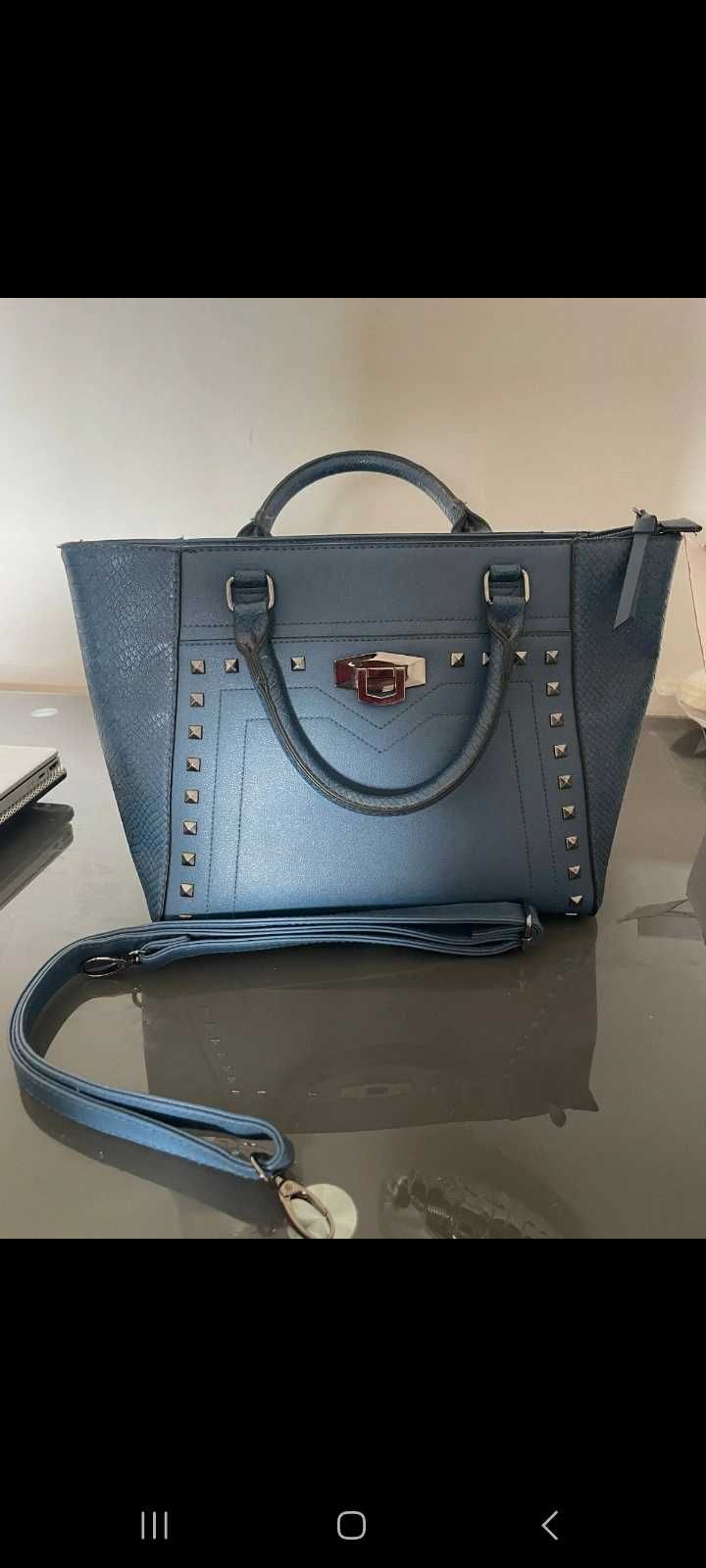 Bolsa semi-nova com detalhe de uso  alça a tiracolo. 3 bolsos