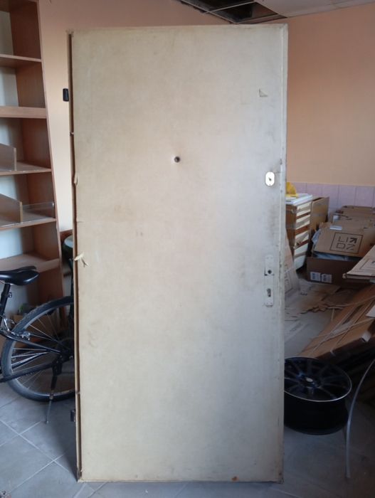 Продам двері броньовані.