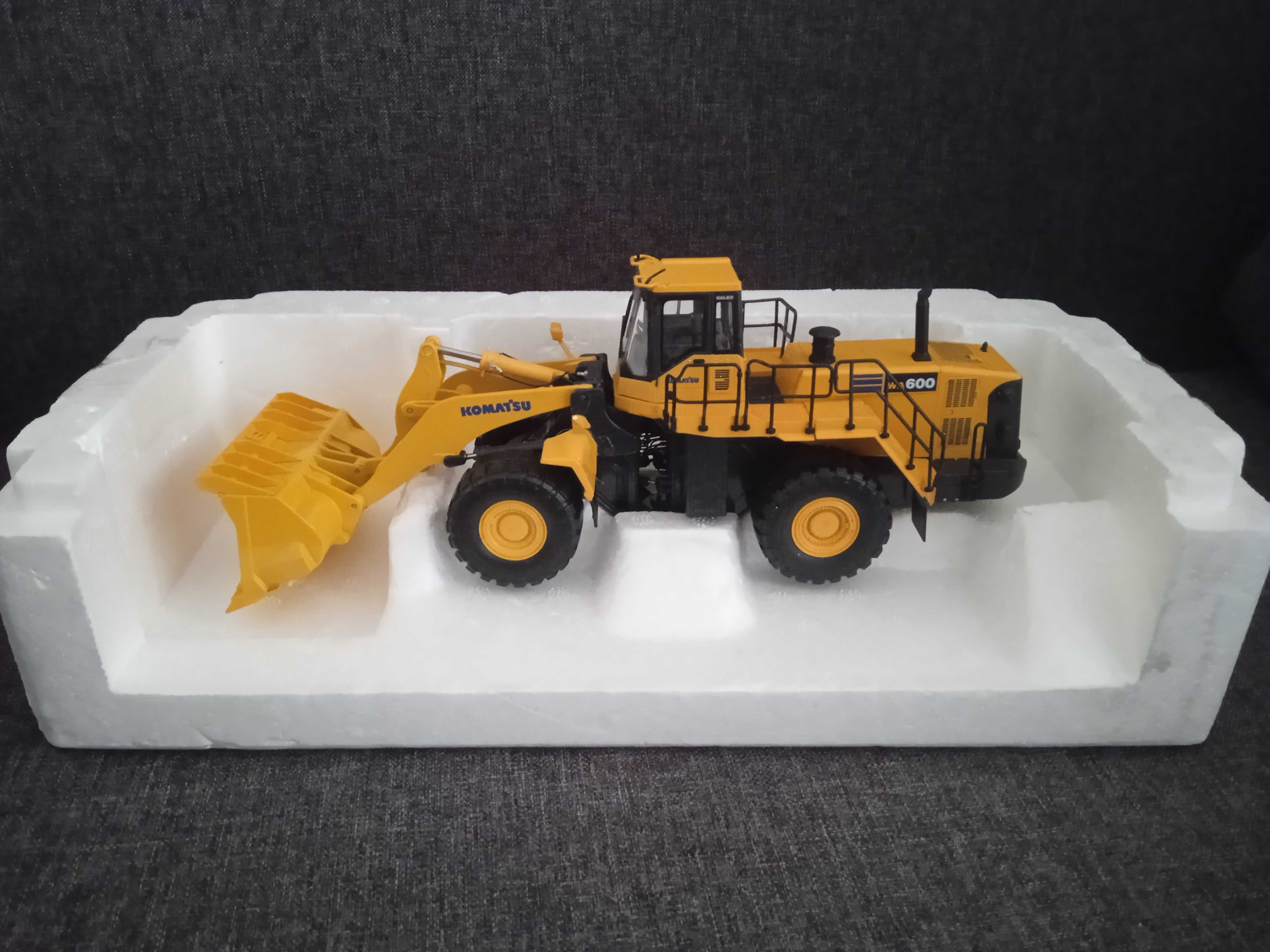 UNIKAT Ładowarka Komatsu WA600 model UH8008U 1:50 Universal Hobbies