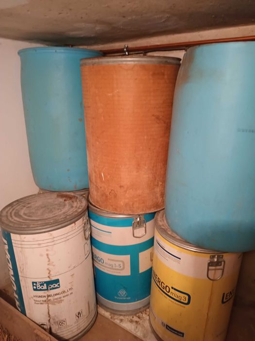 Pojemniki na wodę lub na  zboże .