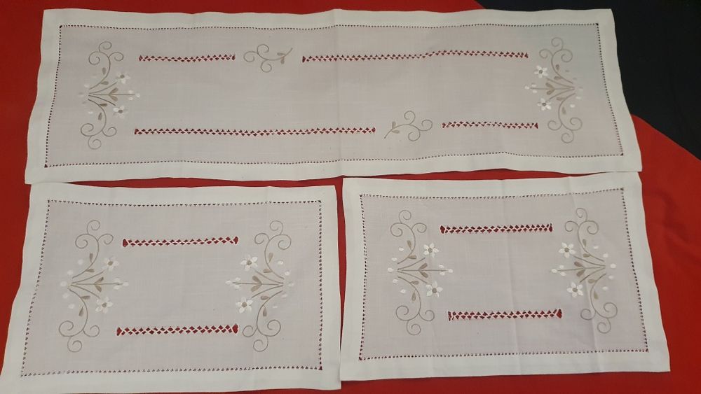 Colcha e toalha de croché e Panos de linhos bordados