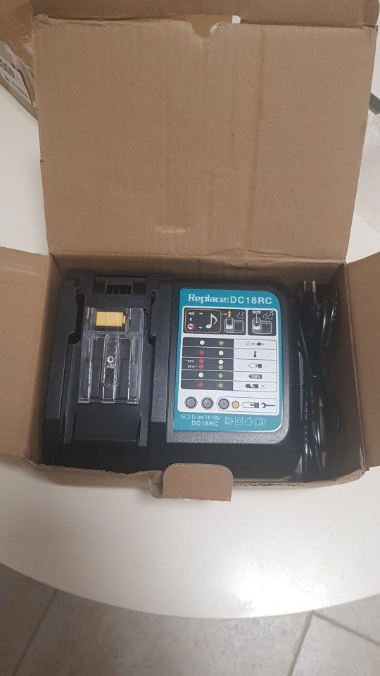 Carregador de baterias para ferramentas Makita