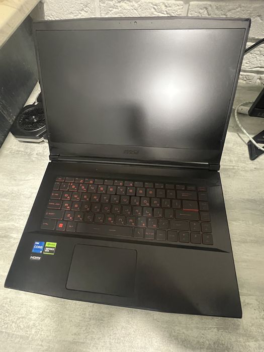 ноутбук msi thin gf63 з підставкою