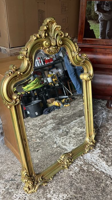 Lustro scienne w złotej ramie