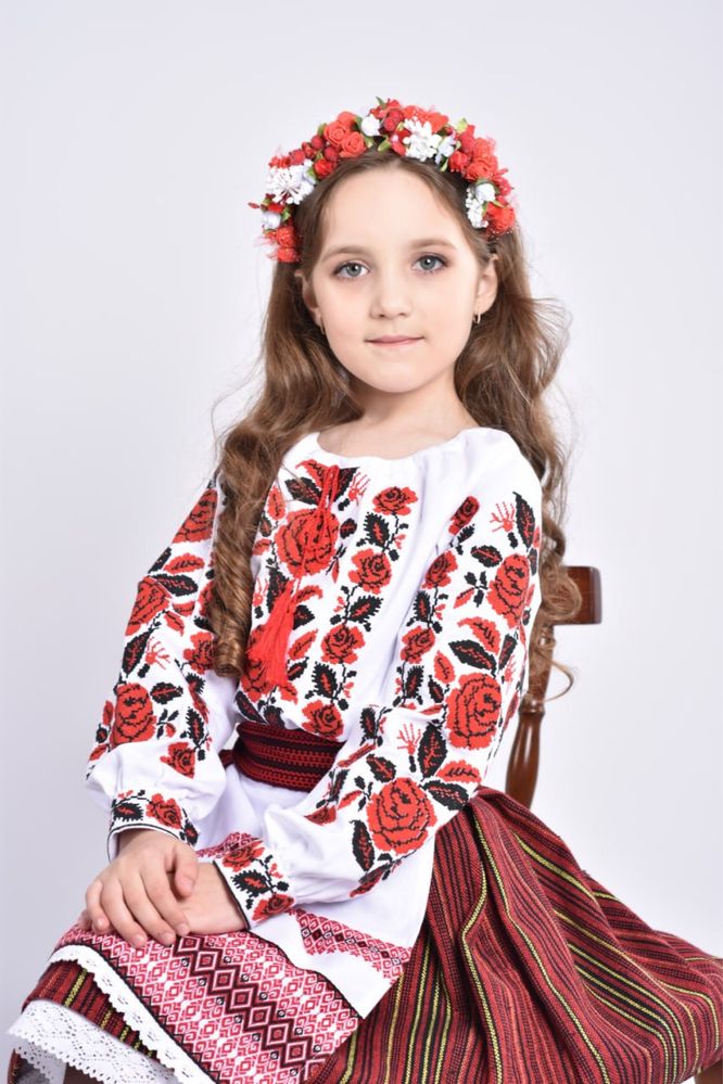 Українська вишиванка для дівчинки з червоно-чорним орнаментом