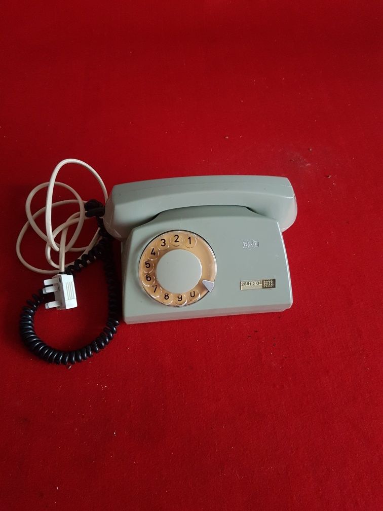 Stary telefon PRL