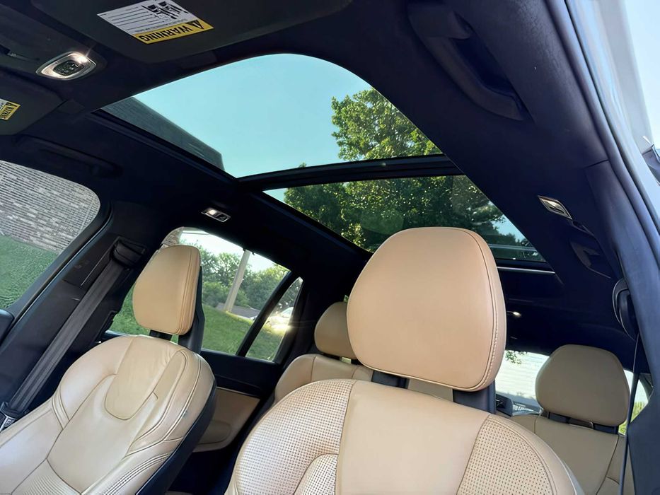 Volvo XC90      2021