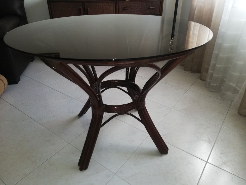 Lindíssima mesa de refeição em bambu castanho envernizado