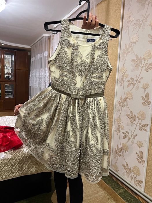 Продам плаття на зріст 162 червоне, біле дитяче на 134