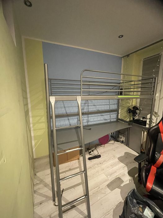 Łóżko antresowa wraz z blatem na biurko.