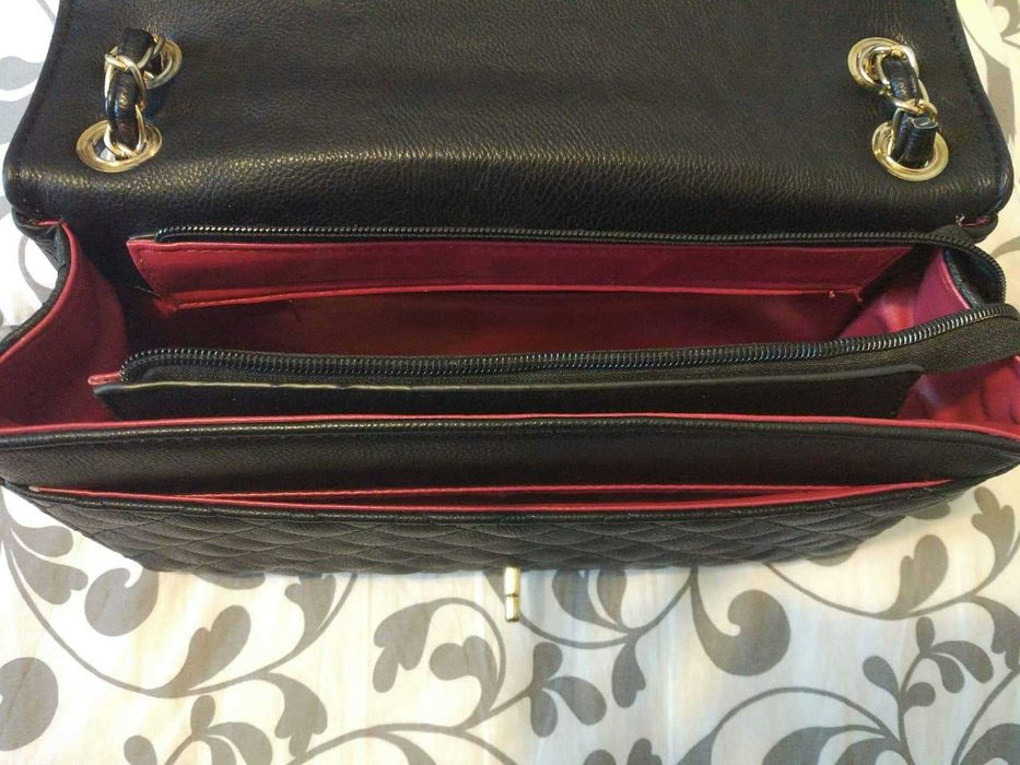 Bolsa Mala em Pele Preta com metais dourados