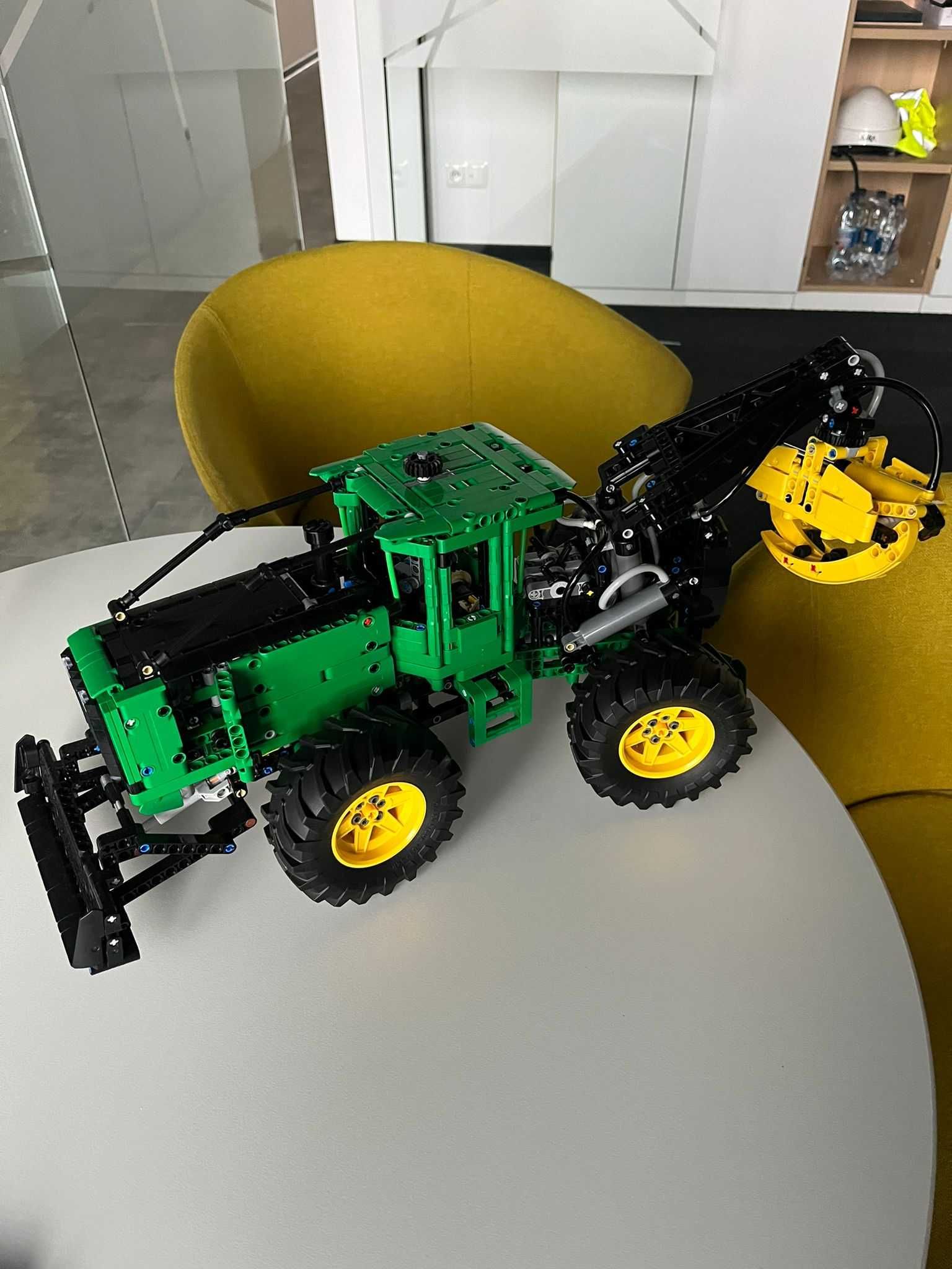 LEGO 42157 Technic Ciągnik zrywkowy John Deere 948L-II