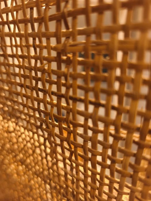 Vendo biombo em bambu e ratan encontra se como novo .   Pouvo usado,lx