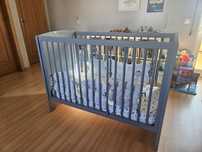 Cama de bébé com colchão
