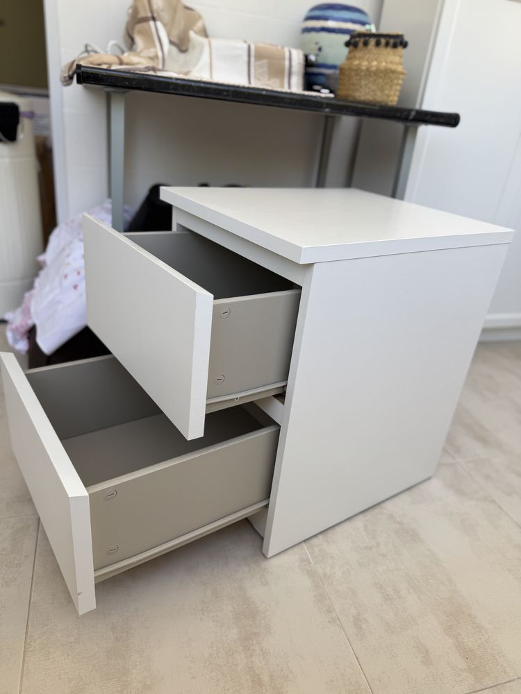 Mesa de cabeceira Malm