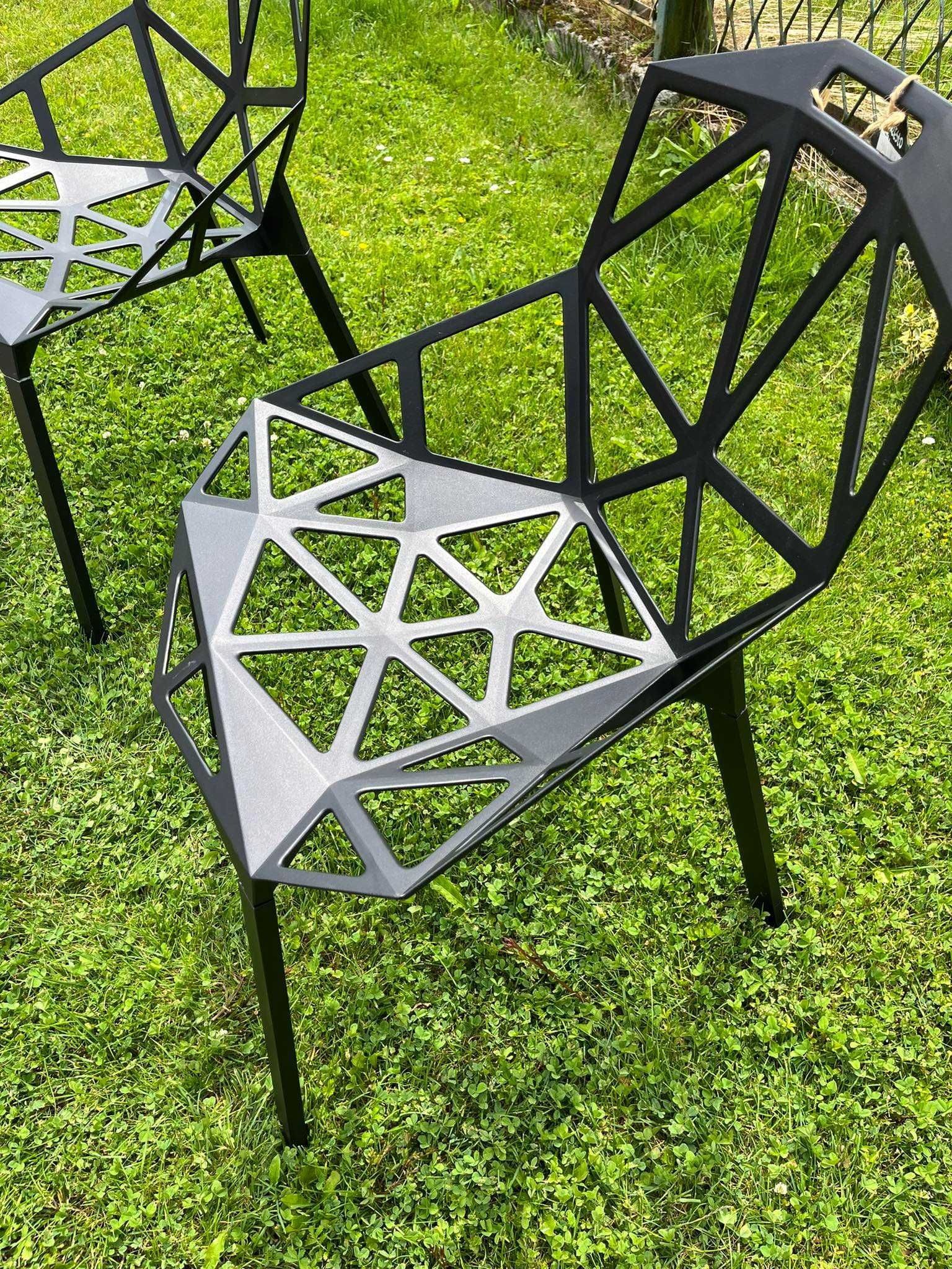 Designerskie krzesła geometryczne czarne metalowe