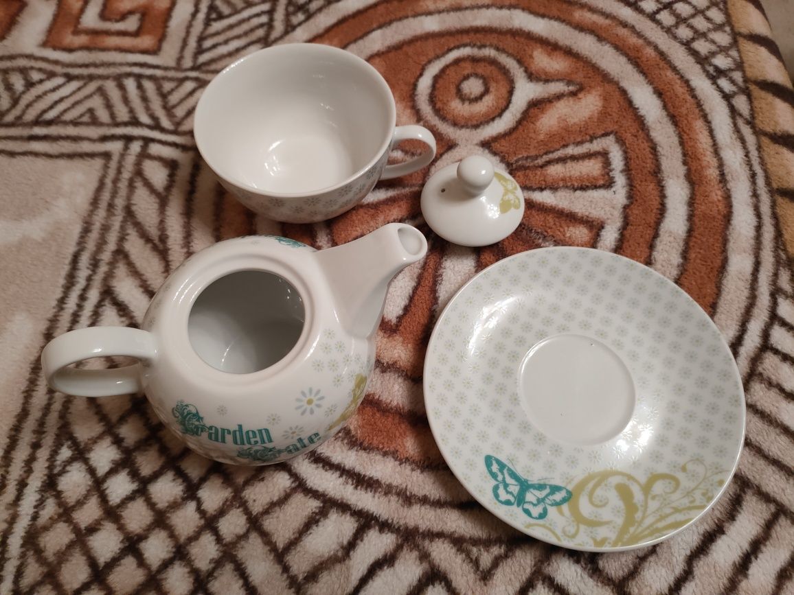 Porcelanowy dzbanek z filiżanką, imbryk, czajniczek do herbaty