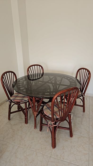 Conjunto mesa redonda de vidro e 4 cadeiras