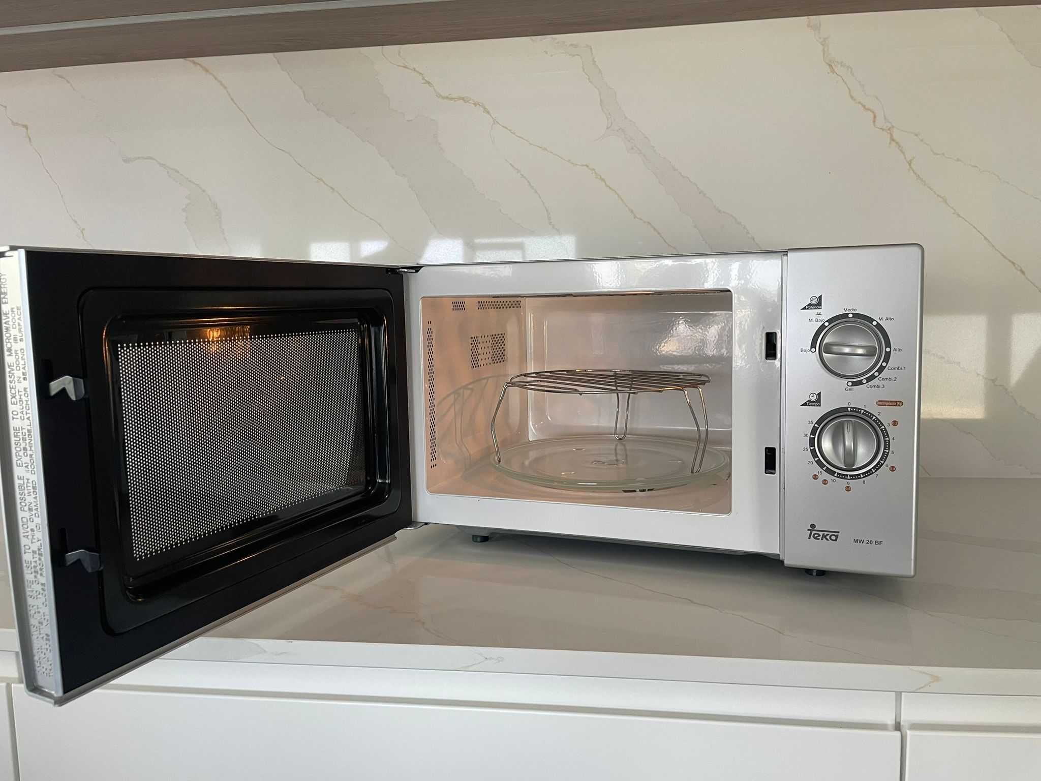 Vendo microondas como Novo (1 ano de uso) 100% funcional!