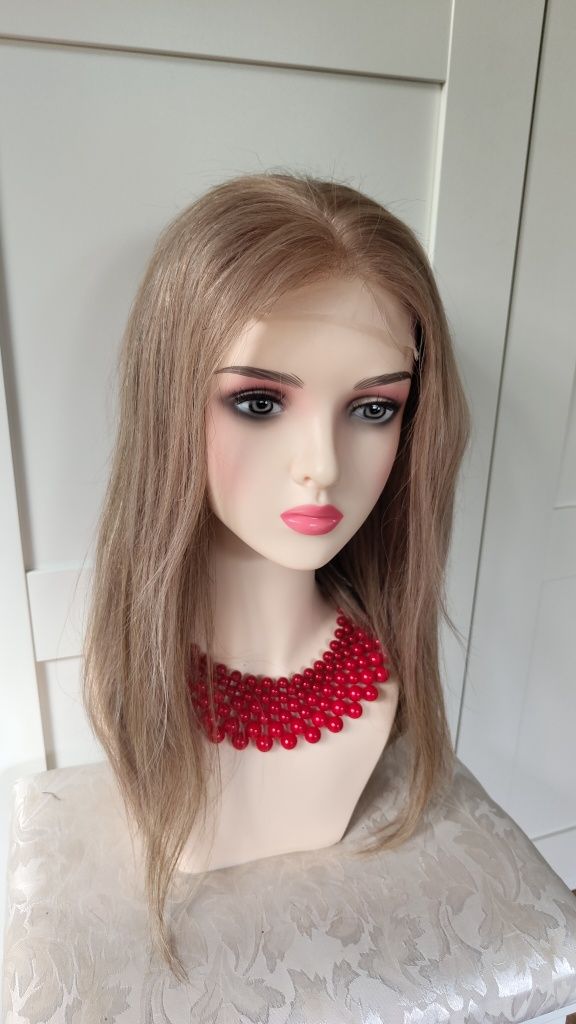 Piękna peruka naturalna lace-front piaskowy blond.