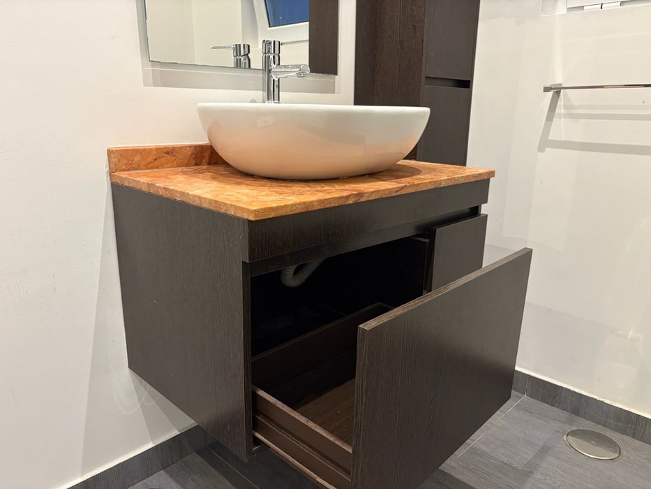 Conjunto de casa de banho com pedra e lavatório integrado
