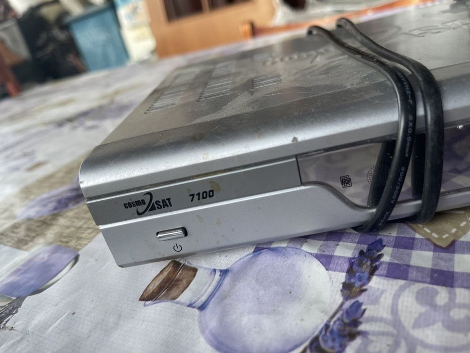 Продаю Спутниковый ресивер тюнер Cosmosat 7100
