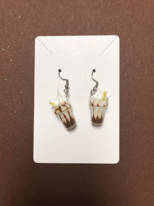 Kolczyki lody z polewą karmelową, kawa z bitą śmietaną