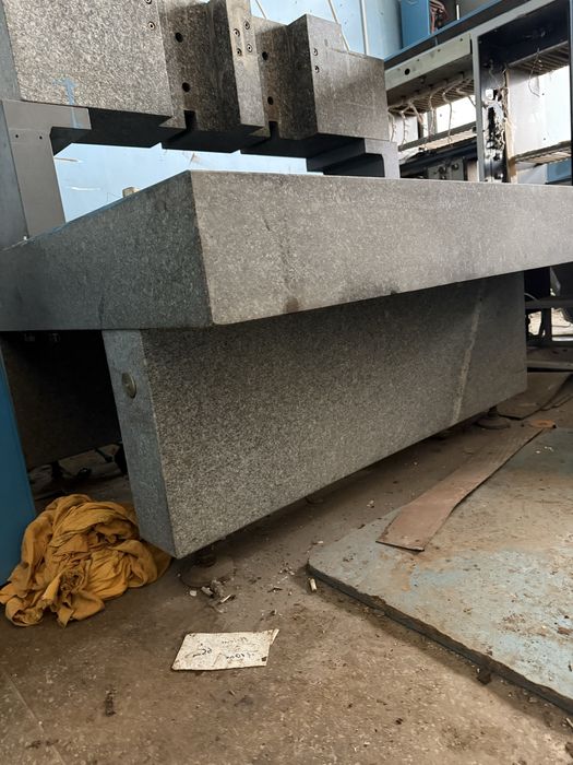 Стол гранитный .