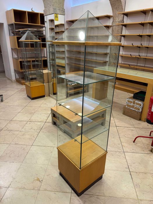 Colunas de exposição base faia c/ paredes e prateleiras vidro
