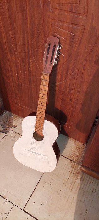 Продам гітару Не Пересилвю. Тільки самовивіз.