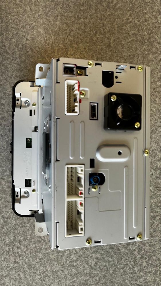 Radio z nawigacją Kia Carens IV + wzmacniacz OEM – komplet