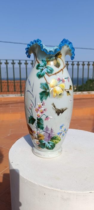 Jarra em Vidro Opalino com motivos de flores
