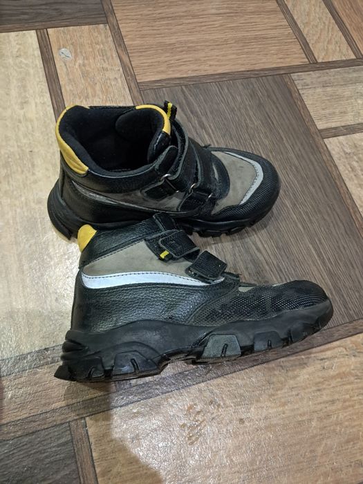 Взуття шкіряне..