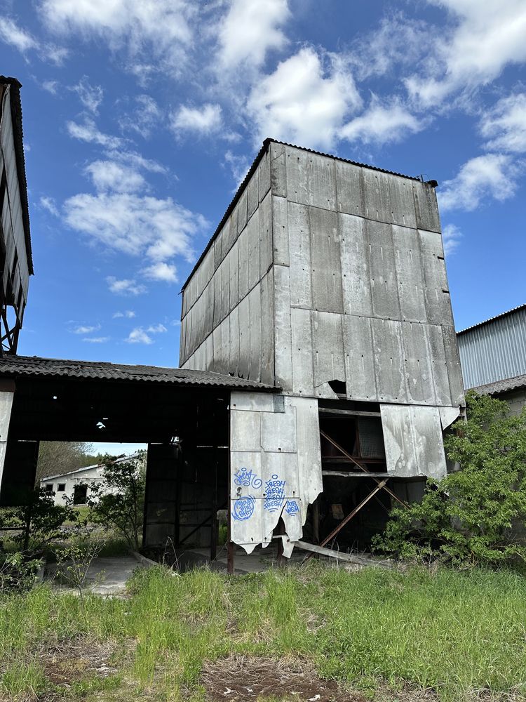 Silos zbożowy - 3 szt. z konstrukcją wiaty do obudowy