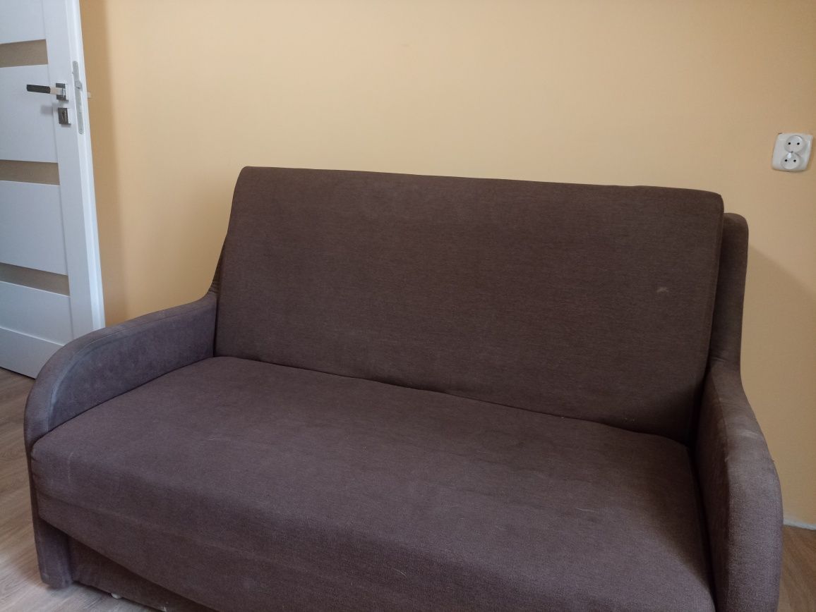 Brązowa sofa rozkładana