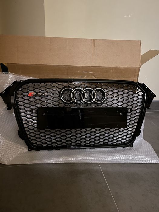 Решетка радиатора Audi A4 B8 2012-2015 стиль RS4 черный глянец