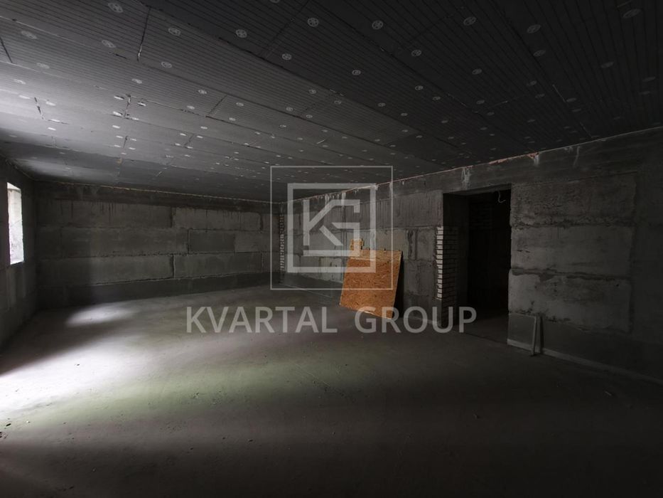 Продаж великого приміщення з окремим входом у заселеному комплексі