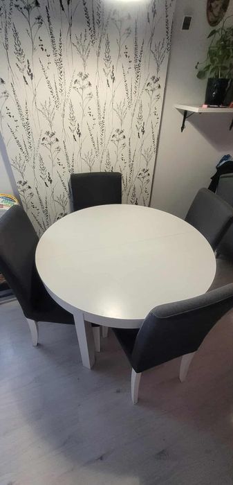 Rozkładany stół biały okrągły bjursta krzesła Ikea pokrowce zestaw