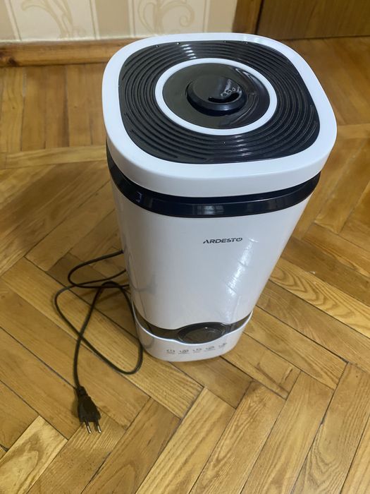 Очищувач та зволожувач повітря у кімнаті