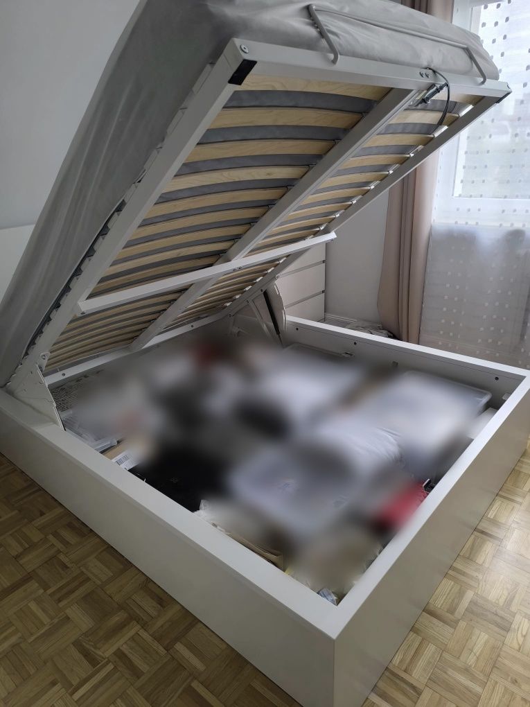 Łóżko Ikea Malm - białe 140x200 + materac z pokrowcem + lampki nocne.