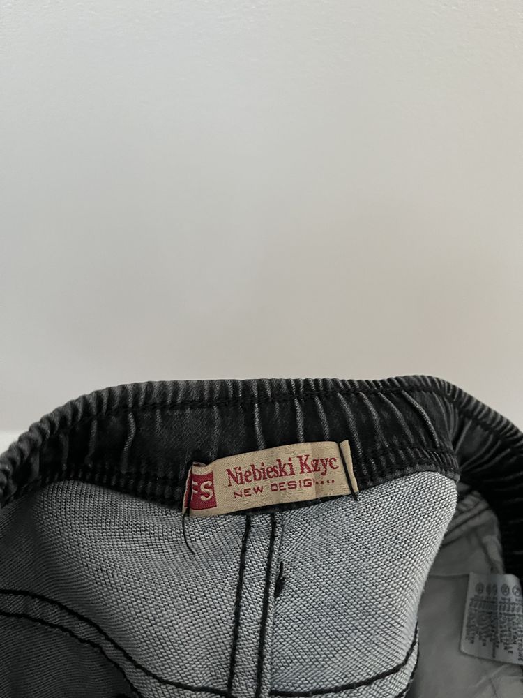 Czarne spodnie joggery Niebieski Księżyc