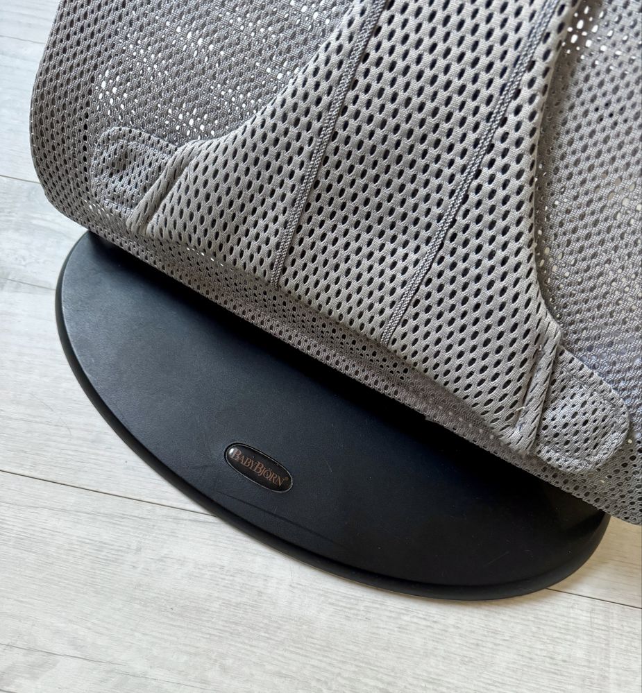 Leżaczek Bujaczek BabyBjorn Bliss Mesh Szary