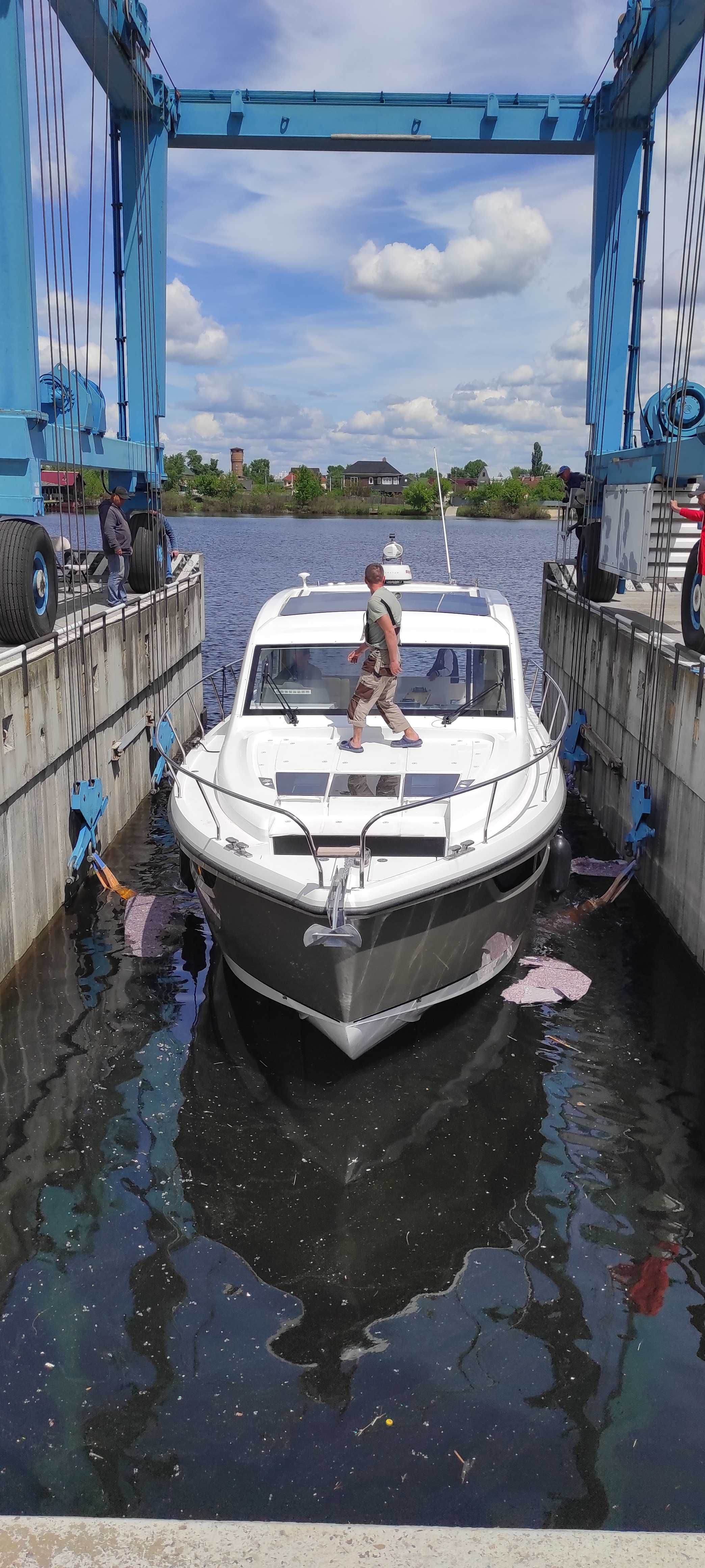 Продам яхту Sealine С390