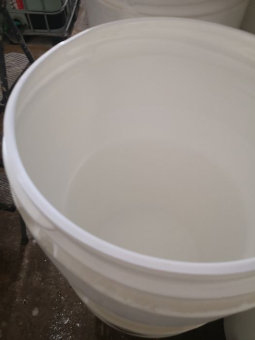 Beczki plastikowe 160l